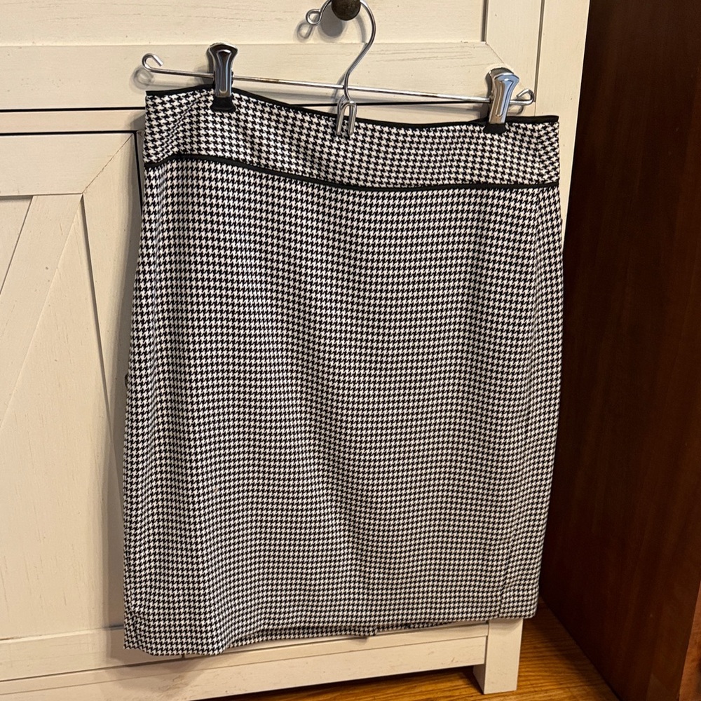 Banana Republic Black and White Pencil Skirt